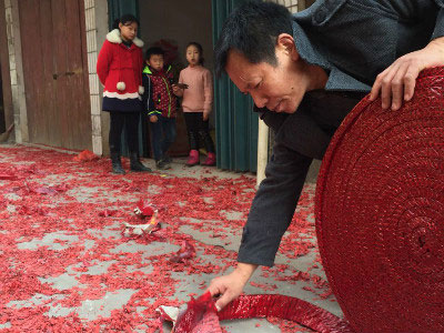 Запускать фейерверки и петарды - традиция Китая
