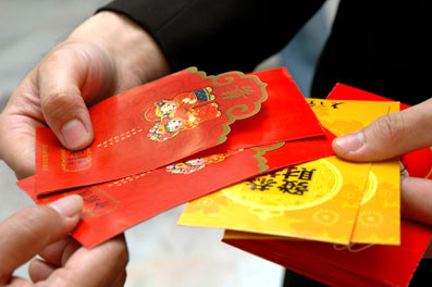 Красные конверты с деньгами Хунбао (Hongbao) в подарок