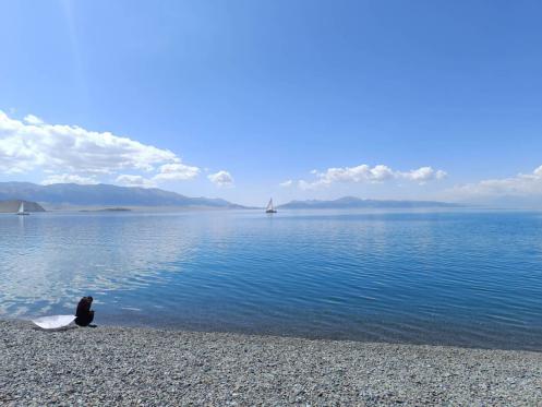 Парусник на поверхности озера