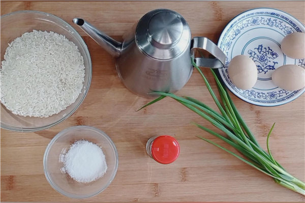 Все Ингредиенты для простого жаренного риса с яйцом