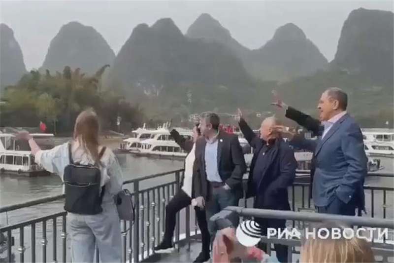 Министр иностранных дел России на корабле по реке Лицзян города Гуйлинь